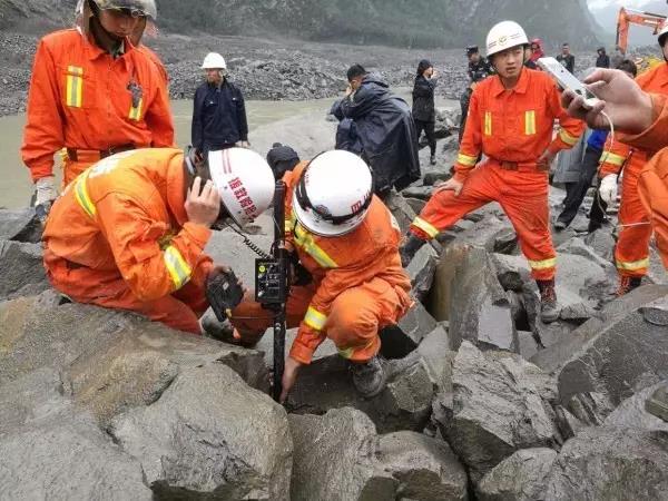 救援人员用生命探测仪寻找生命迹象.jpg